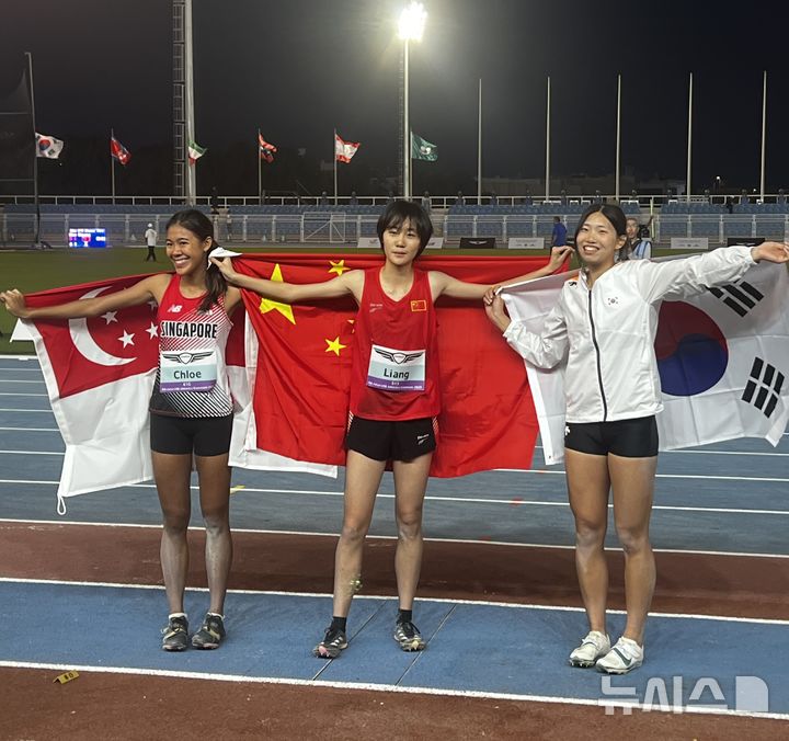 [서울=뉴시스]서예지(오른쪽), U18 아시아육상선수권 여자 멀리뛰기 3위. (사진=대한육상연맹 제공)