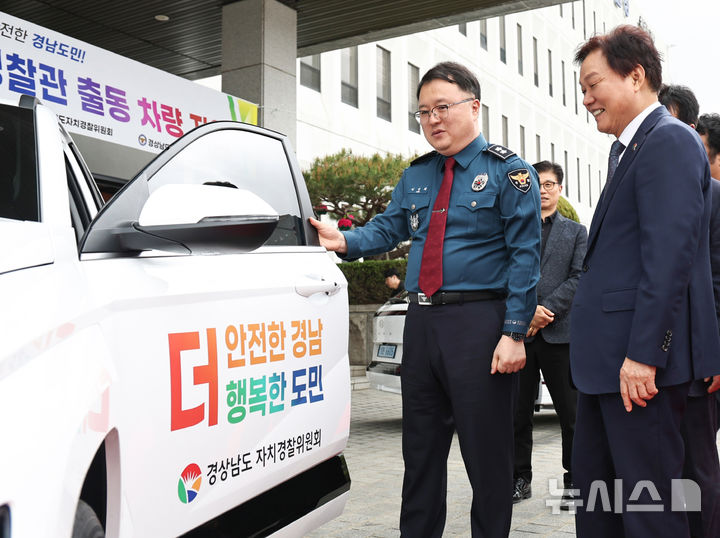 [창원=뉴시스]17일 경남경찰청에서 열린 경남도 지원 '학대예방경찰관 전용 차량' 전달식에 참석한 박완수 도지사가 김성희 경남경찰청장과 얘기하고 있다.(사진=경남도 제공) 2025.04.17. photo@newsis.com