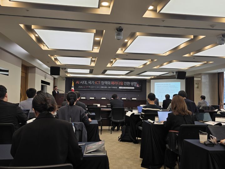 [서울=뉴시스] 강은정 수습기자 = 곽규태 교수가 한국프레스센터에서 열린 'AI 시대, 국가 ICT 정책의 패러다임 전환 방향' 토론회에서 강연하고 있다. 2025.04.17 eunduck@newsis.com *재판매 및 DB 금지