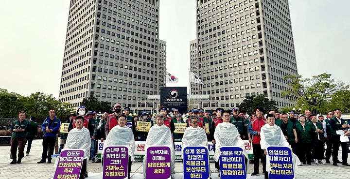[대전=뉴시스] 김양수 기자 = 17일 (사)한국임업후계자협회 산림재난극복 산불특별위원회 회원들이 정부대전청사 남현관 광장에서 "경북과 경남 산불은 국가가 외면하고 행정이 방치한 명백한 인재"라면서 정부와 정치권에 신속한 복구 및 피해대책을 호소하는 삭발식을 열고 있다.2025.04.17.kys0505@newsis.com