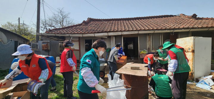 [논산=뉴시스] 논산시는 17일 가야곡면에서 지역주민들이 참여한 가운데 '저장강박 의심 가구 주거환경 개선사업'을 실시했다. (사진=논산시 제공) 2025.04.17. photo@newsis.com *재판매 및 DB 금지