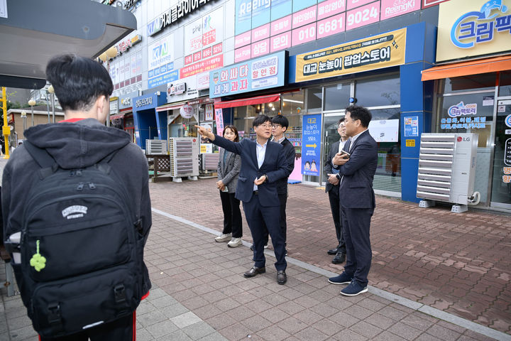 [거제=뉴시스] 신정철 기자= 변광용 거제시장은 17일 상문동 벽산아파트 인근을 찾아 등교 시간대 학생들의 통학 버스 이용 불편 사항을 직접 점검하고, 관계자들에게 학생들의 불편을 해소할 수 있도록 조치"를 당부했다.(사진=거제시 제공).2025.04.17. photo@newsis.com *재판매 및 DB 금지