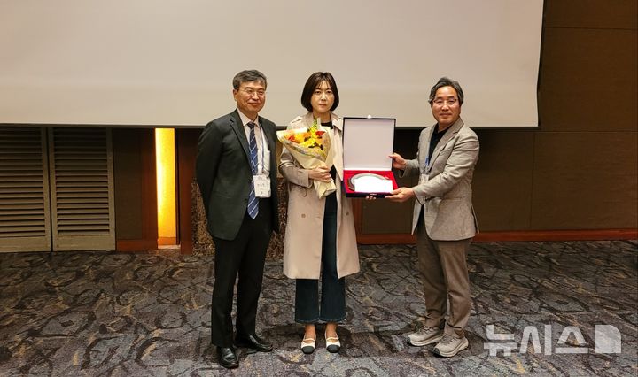 [서울=뉴시스]왼쪽부터 안용민 대한신경정신의학회 이사장, 뉴시스 백영미 기자, 한국의학바이오기자협회 김길원 회장. (사진= 뉴시스DB) 2025.04.17. photo@newsis.com. 