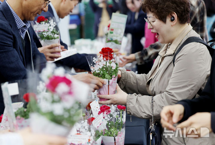 [서울=뉴시스] 김진아 기자 = 서울교통공사 관계자들이 17일 오전 서울 광화문역에서 출근길 시민들에게 꽃 나눔 행사를 하고 있다. 공사와 고양국제꽃박람회재단이 진행하는 이번 행사는 출근길 시민들의 하루 시작을 응원하고, 봄나들이 철을 맞아 대중교통 이용 활성화를 촉진하기 위해 마련됐다. 2025.04.17. bluesoda@newsis.com