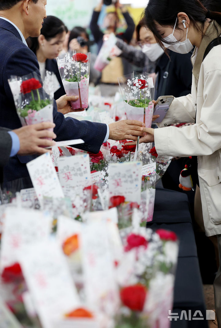 [서울=뉴시스] 김진아 기자 = 서울교통공사 관계자들이 17일 오전 서울 광화문역에서 출근길 시민들에게 꽃 나눔 행사를 하고 있다. 공사와 고양국제꽃박람회재단이 진행하는 이번 행사는 출근길 시민들의 하루 시작을 응원하고, 봄나들이 철을 맞아 대중교통 이용 활성화를 촉진하기 위해 마련됐다. 2025.04.17. bluesoda@newsis.com