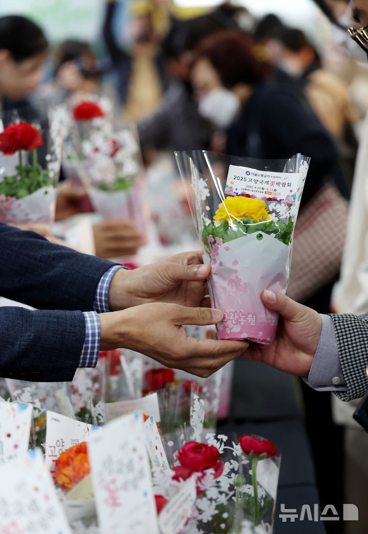 [서울=뉴시스] 김진아 기자 = 서울교통공사 관계자들이 17일 오전 서울 광화문역에서 출근길 시민들에게 꽃 나눔 행사를 하고 있다. 공사와 고양국제꽃박람회재단이 진행하는 이번 행사는 출근길 시민들의 하루 시작을 응원하고, 봄나들이 철을 맞아 대중교통 이용 활성화를 촉진하기 위해 마련됐다. 2025.04.17. bluesoda@newsis.com