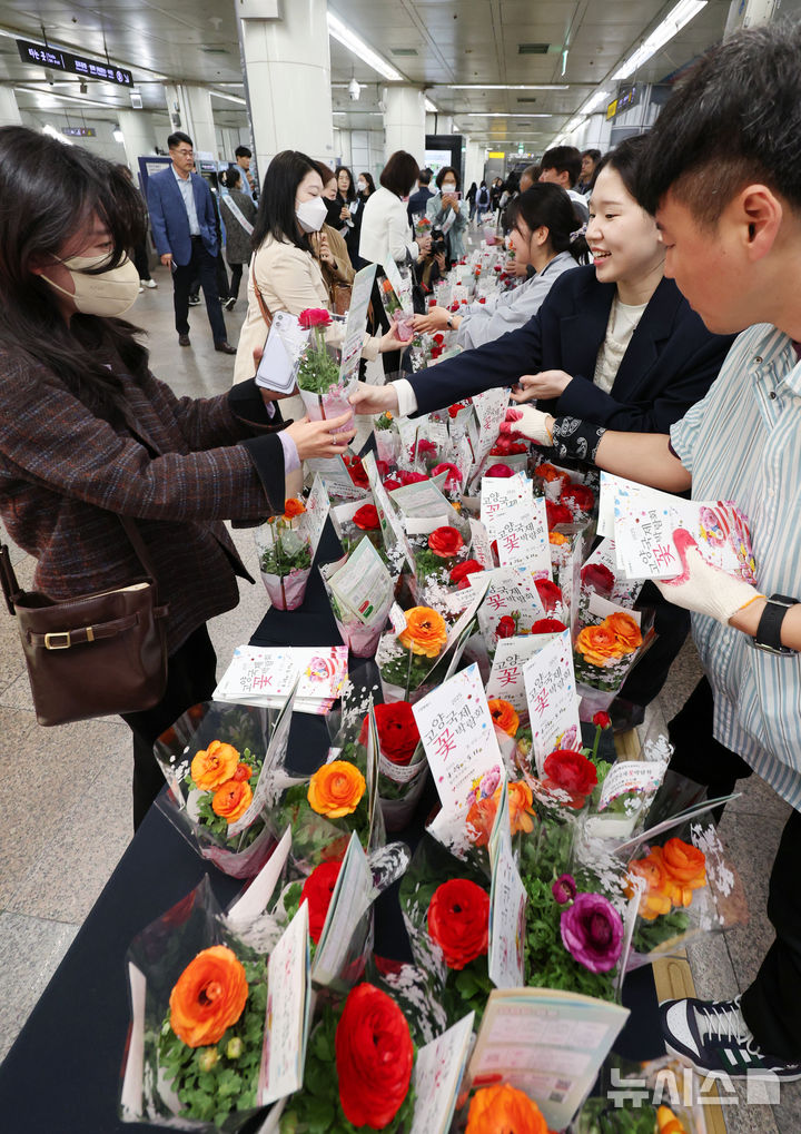 [서울=뉴시스] 김진아 기자 = 서울교통공사 관계자들이 17일 오전 서울 광화문역에서 출근길 시민들에게 꽃 나눔 행사를 하고 있다. 공사와 고양국제꽃박람회재단이 진행하는 이번 행사는 출근길 시민들의 하루 시작을 응원하고, 봄나들이 철을 맞아 대중교통 이용 활성화를 촉진하기 위해 마련됐다. 2025.04.17. bluesoda@newsis.com