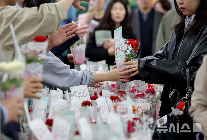 [서울=뉴시스] 김진아 기자 = 서울교통공사 관계자들이 17일 오전 서울 광화문역에서 출근길 시민들에게 꽃 나눔 행사를 하고 있다. 공사와 고양국제꽃박람회재단이 진행하는 이번 행사는 출근길 시민들의 하루 시작을 응원하고, 봄나들이 철을 맞아 대중교통 이용 활성화를 촉진하기 위해 마련됐다. 2025.04.17. bluesoda@newsis.com