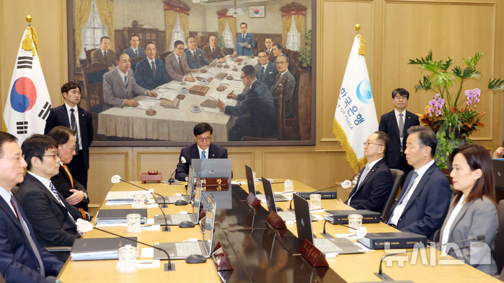 [서울=뉴시스] 사진공동취재단 = 이창용 한국은행 총재가 17일 서울 중구 한국은행 본관에서 열린 금융통화위원회 본회의에서 발언하고 있다. 2025.04.17. photo@newsis.com