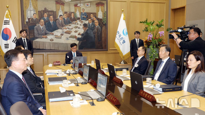 [서울=뉴시스] 사진공동취재단 = 이창용 한국은행 총재가 17일 서울 중구 한국은행 본관에서 열린 금융통화위원회 본회의에서 발언하고 있다. 2025.04.17. photo@newsis.com