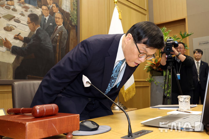 [서울=뉴시스] 사진공동취재단 = 이창용 한국은행 총재가 17일 서울 중구 한국은행 본관에서 열린 금융통화위원회 본회의에 참석하고 있다. 2025.04.17. photo@newsis.com