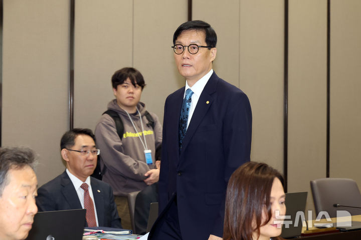 [서울=뉴시스] 사진공동취재단 = 이창용 한국은행 총재가 17일 서울 중구 한국은행 본관에서 열린 금융통화위원회 본회의에 참석하고 있다. 2025.04.17. photo@newsis.com