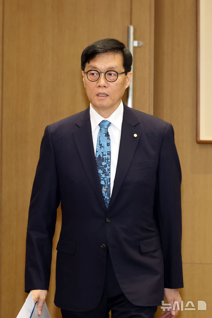 [서울=뉴시스] 사진공동취재단 = 이창용 한국은행 총재가 17일 서울 중구 한국은행 본관에서 열린 금융통화위원회 본회의에 참석하고 있다. 2025.04.17. photo@newsis.com