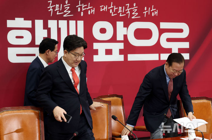 [서울=뉴시스] 조성봉 기자= 권영세 국민의힘 비상대책위원장과 권성동(왼쪽) 원내대표가 17일 오전 서울 여의도 국회에서 열린 비상대책위원회의에서 자리에 앉고 있다 .2025.04.17. suncho21@newsis.com