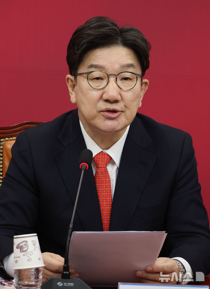 [서울=뉴시스] 조성봉 기자= 권성동 국민의힘 원내대표가 17일 오전 서울 여의도 국회에서 열린 비상대책위원회의에서 발언을 하고 있다. 2025.04.17. suncho21@newsis.com