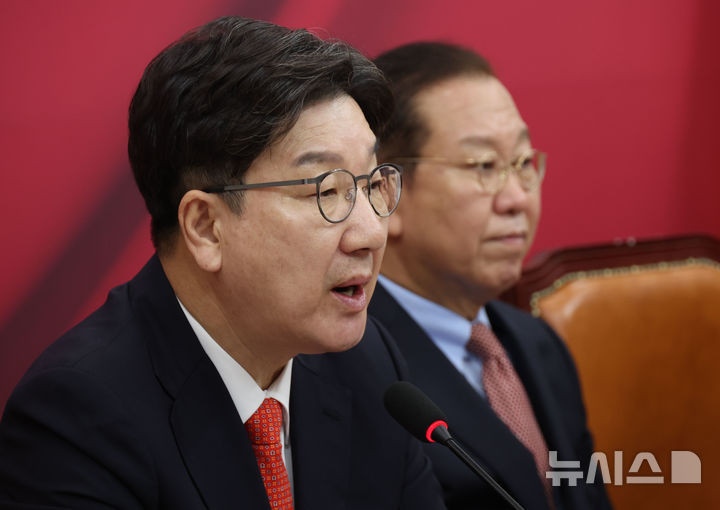 [서울=뉴시스] 조성봉 기자= 권성동 국민의힘 원내대표가 17일 오전 서울 여의도 국회에서 열린 비상대책위원회의에서 발언을 하고 있다. 2025.04.17. suncho21@newsis.com