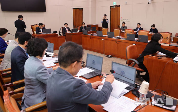 [서울=뉴시스] 권창회 기자 = 17일 서울 여의도 국회에서 열린 산업통상자원중소벤처기업위원회 중소벤처기업소위원회에서 박성민 소위원장이 발언하고 있다. 2025.04.17. kch0523@newsis.com