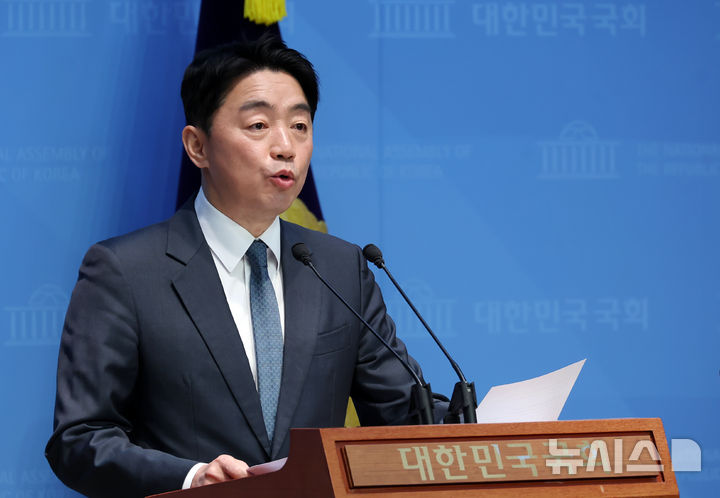 [서울=뉴시스] 고승민 기자 = 강훈식 더불어민주당 의원(이재명 경선 후보 캠프 총괄본부장) 17일 서울 여의도 국회 소통관에서 충청 지역 공약 브리핑을 하고 있다. 2025.04.17. kkssmm99@newsis.com