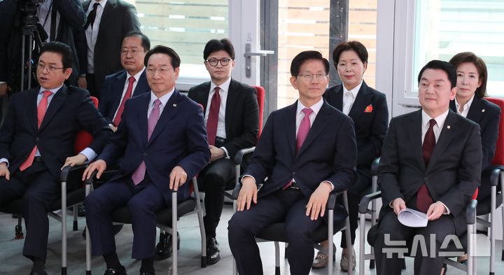[서울=뉴시스] 국회사진기자단 = 17일 서울 여의도 국민의힘 중앙당사에서 열린 제21대 대통령선거 '1차 경선 토론회 미디어데이' 행사에서 경선 후보들이 자리에 앉아 있다. 앞줄 왼쪽부터 시계 방향 이철우, 홍준표, 한동훈, 양향자, 나경원, 안철수, 김문수, 유정복, 이철우 후보. 2025.04.17. photo@newsis.com