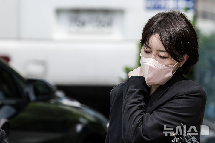 [서울=뉴시스] 정병혁 기자 = 음주운전 및 불법 숙박업 혐의로 재판에 넘겨진 문재인 전 대통령의 딸 문다혜 씨가 17일 서울 마포구 서울서부지방법원에서 열린 1심 선고기일에 출석하고 있다. 2025.04.17. jhope@newsis.com