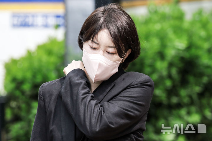 [서울=뉴시스] 정병혁 기자 = 음주운전 및 불법숙박업 혐의로 1심에서 벌금형을 선고받은 문재인 전 대통령의 딸 다혜(42)씨의 항소심 첫 공판기일이 27일 열린다. 사진은 다혜씨가 지난 4월 17일 서울 마포구 서울서부지방법원에서 열린 1심 선고기일에 출석하고 있는 모습. 2025.04.17. jhope@newsis.com