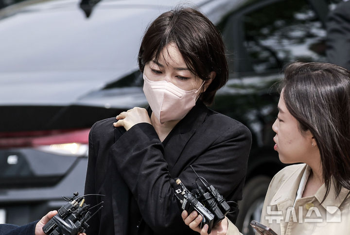 [서울=뉴시스] 정병혁 기자 = 음주운전 및 불법 숙박업 혐의로 재판에 넘겨진 문재인 전 대통령의 딸 문다혜 씨가 17일 서울 마포구 서울서부지방법원에서 열린 1심 선고기일에 출석하고 있다. 2025.04.17. jhope@newsis.com