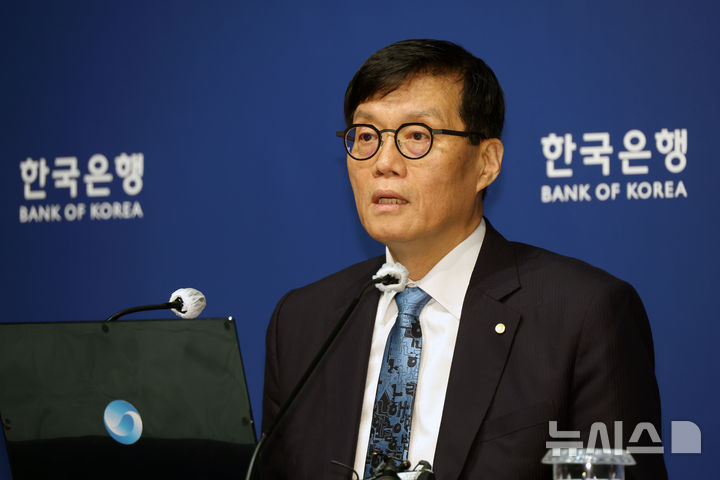 [서울=뉴시스] 사진공동취재단 = 이창용 한국은행 총재가 17일 서울 중구 한국은행 본관에서 열린 통화정책방향 기자 간담회에서 취재진의 질문에 답하고 있다. 2025.04.17. photo@newsis.com