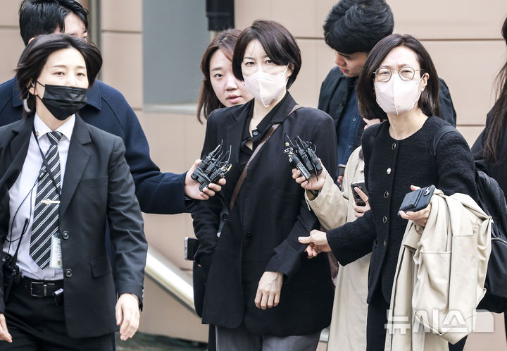 [서울=뉴시스] 정병혁 기자 = 음주운전 및 불법 숙박업 혐의로 재판에 넘겨진 문재인 전 대통령의 딸 문다혜 씨가 17일 서울 마포구 서울서부지방법원에서 열린 1심 선고기일을 마친 뒤 법원을 나오고 있다. 이날 서울서부지법 형사5단독 김형석 부장판사는 도로교통법상 음주운전·공중위생관리법 위반 혐의로 기소된 문다혜씨에게 벌금 1천500만원을 선고했다.2025.04.17. jhope@newsis.com