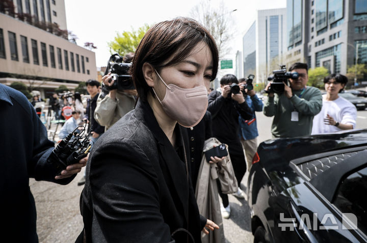 [서울=뉴시스] 정병혁 기자 = 음주운전 및 불법 숙박업 혐의로 재판에 넘겨진 문재인 전 대통령의 딸 문다혜 씨가 17일 서울 마포구 서울서부지방법원에서 열린 1심 선고기일을 마친 뒤 법원을 나와 차량에 탑승하고 있다. 이날 서울서부지법 형사5단독 김형석 부장판사는 도로교통법상 음주운전·공중위생관리법 위반 혐의로 기소된 문다혜씨에게 벌금 1500만원을 선고했다.2025.04.17. jhope@newsis.com