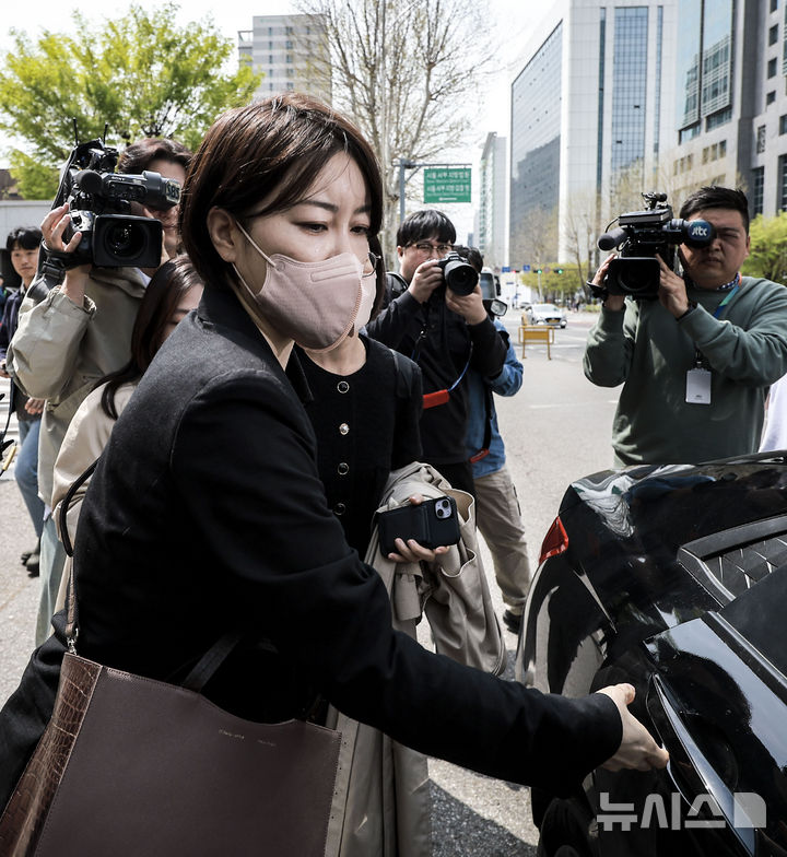 [서울=뉴시스] 정병혁 기자 = 음주운전 및 불법 숙박업 혐의로 재판에 넘겨진 문재인 전 대통령의 딸 문다혜 씨가 17일 서울 마포구 서울서부지방법원에서 열린 1심 선고기일을 마친 뒤 법원을 나와 차량에 탑승하고 있다. 이날 서울서부지법 형사5단독 김형석 부장판사는 도로교통법상 음주운전·공중위생관리법 위반 혐의로 기소된 문다혜씨에게 벌금 1500만원을 선고했다.2025.04.17. jhope@newsis.com