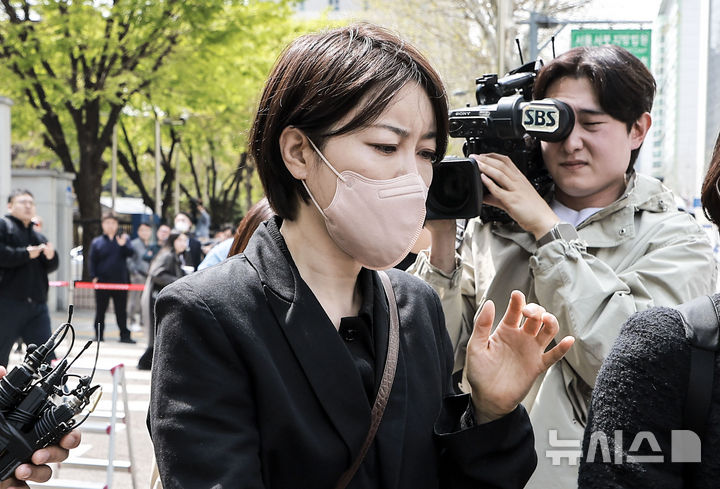 [서울=뉴시스] 정병혁 기자 = 음주운전 및 불법 숙박업 혐의로 재판에 넘겨진 문재인 전 대통령의 딸 문다혜 씨가 17일 서울 마포구 서울서부지방법원에서 열린 1심 선고기일을 마친 뒤 법원을 나오고 있다. 이날 서울서부지법 형사5단독 김형석 부장판사는 도로교통법상 음주운전·공중위생관리법 위반 혐의로 기소된 문다혜씨에게 벌금 1천500만원을 선고했다.2025.04.17. jhope@newsis.com