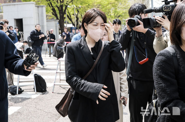 [서울=뉴시스] 정병혁 기자 = 음주운전 및 불법 숙박업 혐의로 재판에 넘겨진 문재인 전 대통령의 딸 문다혜 씨가 17일 서울 마포구 서울서부지방법원에서 열린 1심 선고기일을 마친 뒤 법원을 나오고 있다. 이날 서울서부지법 형사5단독 김형석 부장판사는 도로교통법상 음주운전·공중위생관리법 위반 혐의로 기소된 문다혜씨에게 벌금 1천500만원을 선고했다.2025.04.17. jhope@newsis.com