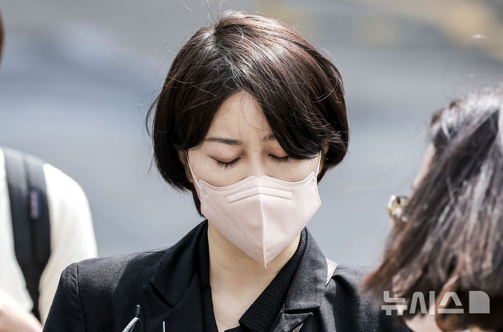 [서울=뉴시스] 정병혁 기자 = 음주운전 및 불법 숙박업 혐의로 재판에 넘겨진 문재인 전 대통령의 딸 문다혜 씨가 17일 서울 마포구 서울서부지방법원에서 열린 1심 선고기일을 마친 뒤 법원을 나오고 있다. 이날 서울서부지법 형사5단독 김형석 부장판사는 도로교통법상 음주운전·공중위생관리법 위반 혐의로 기소된 문다혜씨에게 벌금 1천500만원을 선고했다.2025.04.17. jhope@newsis.com