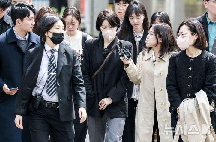 [서울=뉴시스] 정병혁 기자 = 음주운전 및 불법 숙박업 혐의로 재판에 넘겨진 문재인 전 대통령의 딸 문다혜 씨가 17일 서울 마포구 서울서부지방법원에서 열린 1심 선고기일을 마친 뒤 법원을 나오고 있다. 이날 서울서부지법 형사5단독 김형석 부장판사는 도로교통법상 음주운전·공중위생관리법 위반 혐의로 기소된 문다혜씨에게 벌금 1천500만원을 선고했다.2025.04.17. jhope@newsis.com