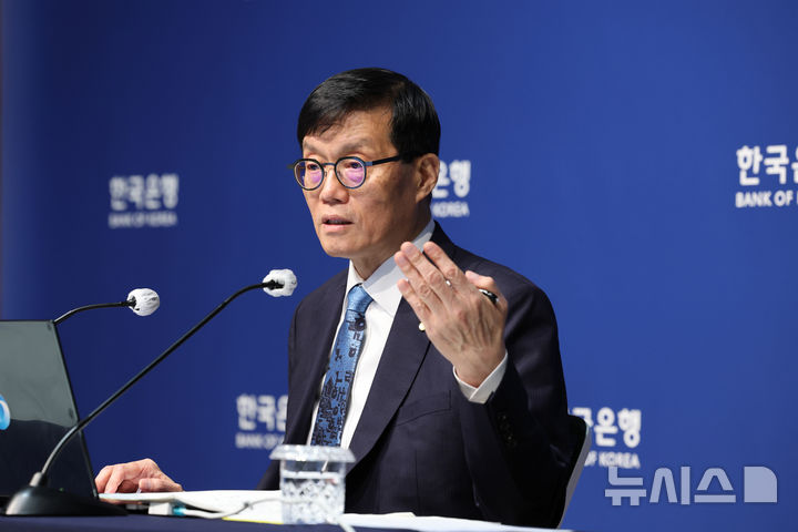 [서울=뉴시스] 사진공동취재단 = 이창용 한국은행 총재가 17일 서울 중구 한국은행 본관에서 열린 통화정책방향 기자 간담회에서 취재진의 질문에 답하고 있다. 2025.04.17. photo@newsis.com