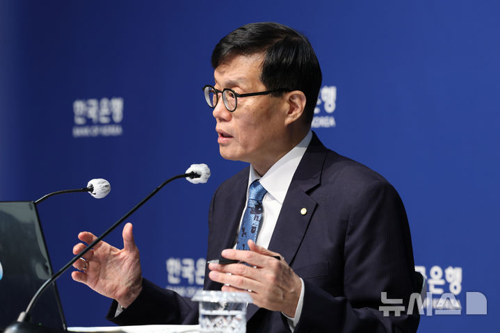 [서울=뉴시스] 사진공동취재단 = 이창용 한국은행 총재가 17일 서울 중구 한국은행 본관에서 열린 통화정책방향 기자 간담회에서 취재진의 질문에 답하고 있다. 2025.04.17. photo@newsis.com