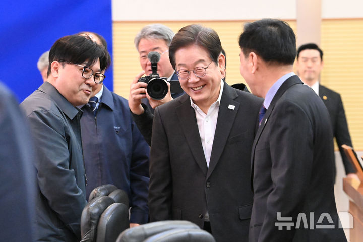 [대전=뉴시스] 국회사진기자단 = 이재명 제21대 대통령 선거 더불어민주당 경선 후보가 17일 대전 유성구 국방과학연구소를 방문해 관계자들과 인사하고 있다. 2025.04.17. photo@newsis.com