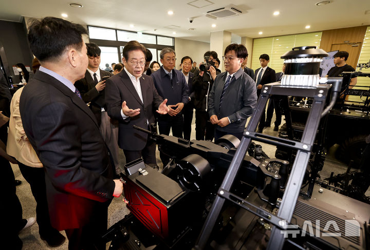 [대전=뉴시스] 국회사진기자단 = 이재명 제21대 대통령 당선인이 지난 7얼 대전 유성구 국방과학연구소를 방문해 AI기반 무인체계 연구개발 현장을 둘러보고 있다. 2025.04.17. photo@newsis.com