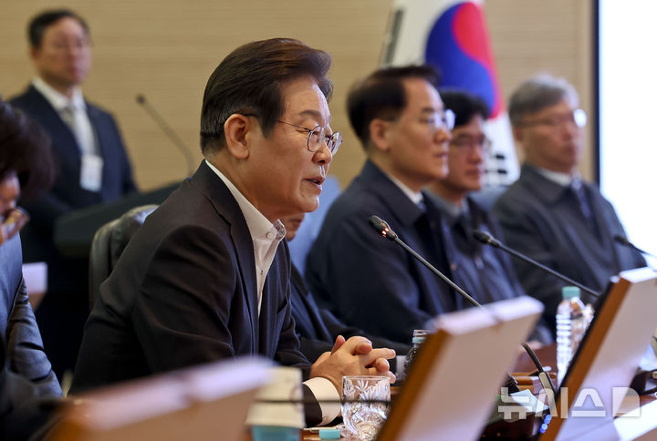 [대전=뉴시스] 국회사진기자단 = 이재명 제21대 대통령 선거 더불어민주당 경선 후보가 17일 대전 유성구 국방과학연구소를 방문해 간담회를 열고 발언하고 있다. 2025.04.17. photo@newsis.com