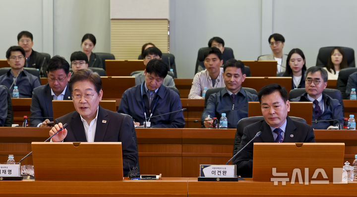 [대전=뉴시스] 국회사진기자단 = 이재명 제21대 대통령 선거 더불어민주당 경선 후보가 17일 대전 유성구 국방과학연구소를 방문해 간담회를 열고 발언하고 있다. 2025.04.17. photo@newsis.com