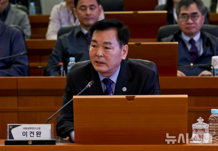 [대전=뉴시스] 국회사진기자단 = 이건완 국방과학연구소장이 17일 대전 유성구 국방과학연구소에서 열린 현장간담회에서 발언하고 있다. 2025.04.17. photo@newsis.com