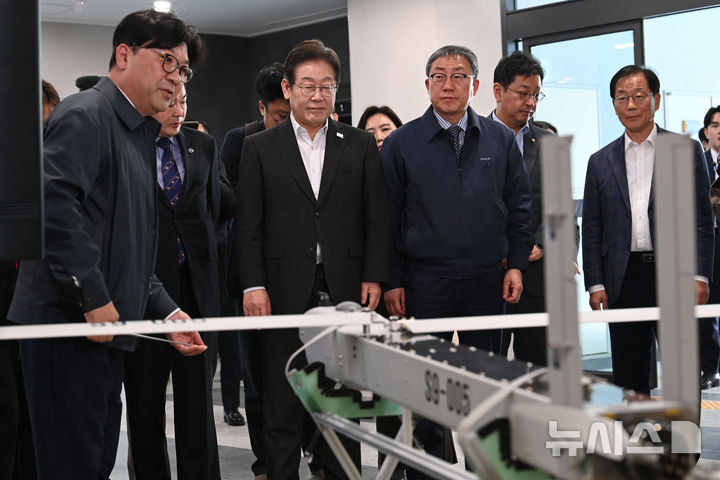 [대전=뉴시스] 국회사진기자단 = 이재명 제21대 대통령 선거 더불어민주당 경선 후보가 17일 대전 유성구 국방과학연구소를 방문해 AI기반 무인체계 연구개발 현장을 둘러보고 있다. 2025.04.17. photo@newsis.com