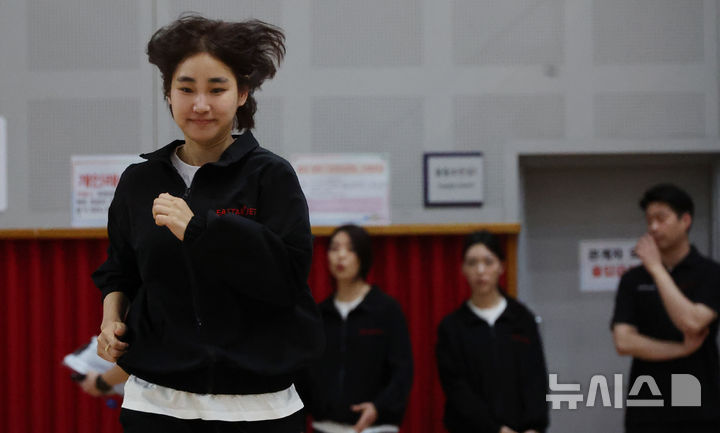[서울=뉴시스] 김선웅 기자 = 17일 서울 마포구 소재 마포체력인증센터에서 이스타항공 승무원·교관들이 첫 승무원 체력시험 도입을 앞두고 체력 측정 및 훈련을 하고 있다.이스타항공(대표 조중석)은 차주 있을 신입 객실 승무원 체력 시험 전형을 앞두고 교관 등 현직 승무원들이 직접 체력시험을 진행하며 전형을 최종 점검했다. 이스타항공은 이번 채용부터 객실 승무원의 기내 안전 요원 역할을 강화하기 위해 체력 시험과 상황 면접을 도입하는 등 채용 절차를 전면 개편했다. 국내 항공사 중 체력 시험을 자체적으로 진행하는 항공사는 이스타항공이 유일하다. (공동취재) 2025.04.17. photo@newsis.com