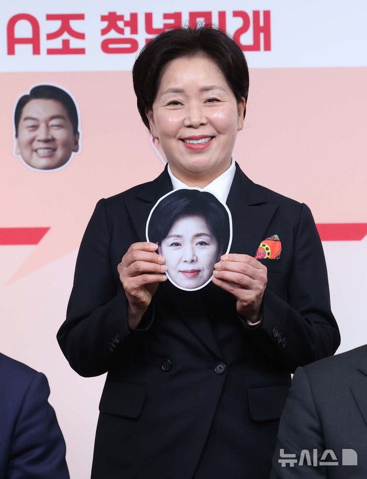 [서울=뉴시스] 국회사진기자단 = 17일 서울 여의도 국민의힘 중앙당사에서 열린 제21대 대통령선거 '1차 경선 토론회 미디어데이' 행사에서 양향자 후보가 얼굴 사진을 들어 보이고 있다. 2025.04.17. photo@newsis.com