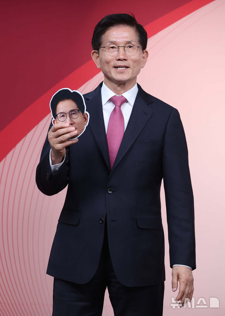 [서울=뉴시스] 국회사진기자단 = 17일 서울 여의도 국민의힘 중앙당사에서 열린 제21대 대통령선거 '1차 경선 토론회 미디어데이' 행사에서 김문수 후보가 얼굴 사진을 들어 보이고 있다. 2025.04.17. photo@newsis.com