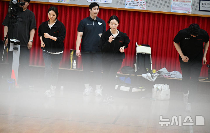 [서울=뉴시스] 김선웅 기자 = 17일 서울 마포구 소재 마포체력인증센터에서 이스타항공 승무원·교관들이 첫 승무원 체력시험 도입을 앞두고 체력 측정 및 훈련을 하고 있다.이스타항공(대표 조중석)은 차주 있을 신입 객실 승무원 체력 시험 전형을 앞두고 교관 등 현직 승무원들이 직접 체력시험을 진행하며 전형을 최종 점검했다. 이스타항공은 이번 채용부터 객실 승무원의 기내 안전 요원 역할을 강화하기 위해 체력 시험과 상황 면접을 도입하는 등 채용 절차를 전면 개편했다. 국내 항공사 중 체력 시험을 자체적으로 진행하는 항공사는 이스타항공이 유일하다. (공동취재) 2025.04.17. photo@newsis.com