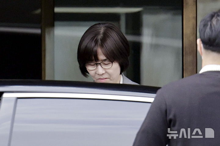 [서울=뉴시스] 최동준 기자 = 퇴임을 앞둔 이미선 헌법재판관이 지난 17일 서울 종로구 헌법재판소에서 차량으로 이동하고 있다. 2025.04.17. photocdj@newsis.com