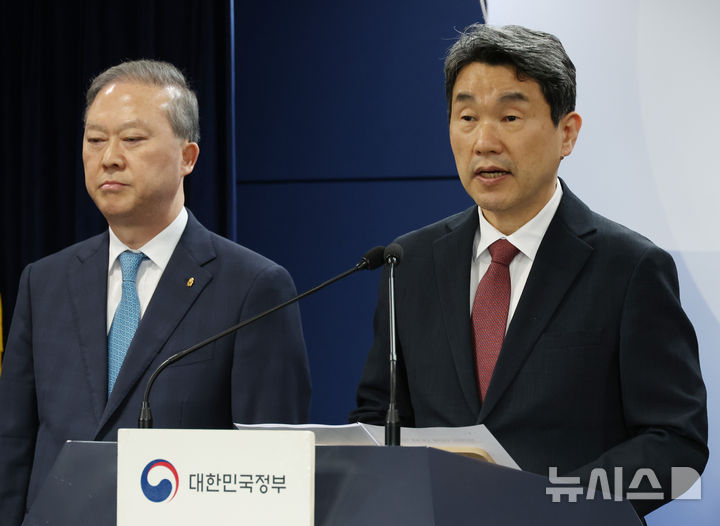 [서울=뉴시스] 김명원 기자 = 이주호 사회부총리 겸 교육부 장관이 지난 17일 서울 종로구 정부서울청사에서 2026학년도 의대 모집인원 조정 방향 관련 브리핑을 하고 있다. 2025.04.17. kmx1105@newsis.com