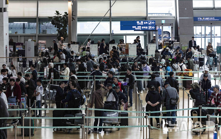[인천공항=뉴시스] 인천국제공항 제1여객터미널 출국장이 여행객들로 붐비고 있다. photo@newsis.com