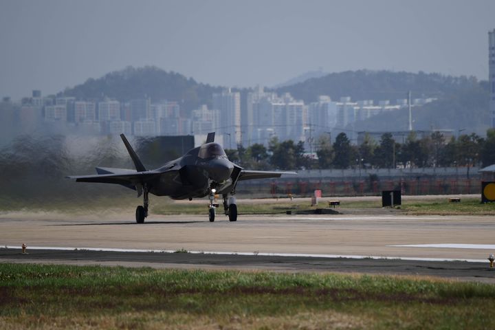 [서울=뉴시스] 한미공군은 17일부터 5월 2일까지 공군 광주기지에서 대규모 연합공중훈련 '프리덤 플래그(Freedom Flag)' 훈련을 실시한다. 사진은 광주기지 활주로에 착륙한 미 해병대의 F-35B 전투기. (사진=공군 제공) 2025.04.17. photo@newsis.com *재판매 및 DB 금지